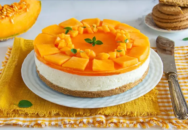 Deliziosa cheesecake al melone, con strati cremosi e topping fresco di melone a cubetti e gelatina. Perfetta per l'estate!