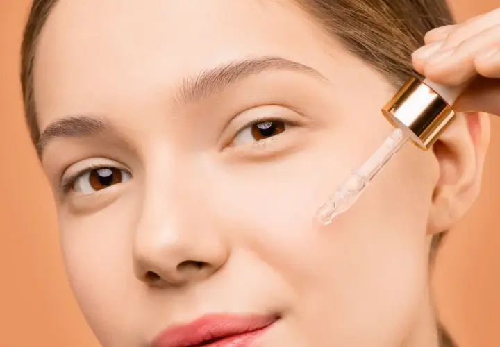 Una gota de el serum cuando se aplica, revitalizando la piel con un toque de frescura.