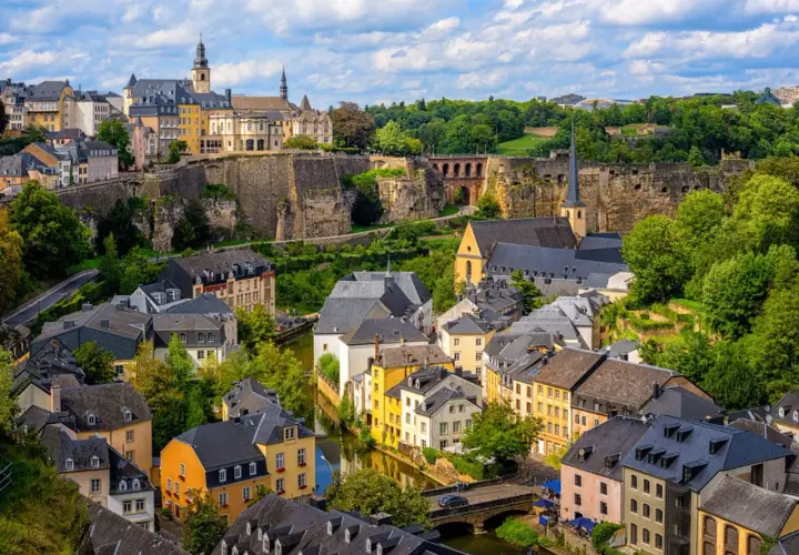 Malownicze miasto Luksemburg, z jego fortyfikacjami i zabytkową architekturą, sprawia, że zastanawiasz się, czy to państwo, czy miasto.