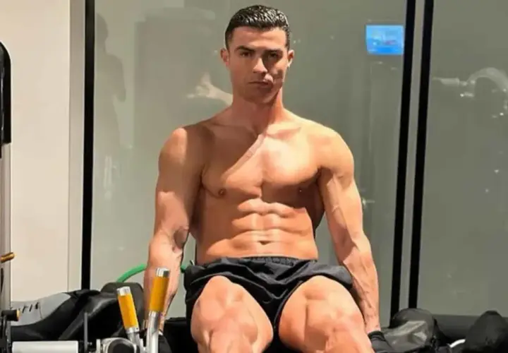 Cristiano Ronaldo na siłowni, ćwiczący na maszynach. Poznaj nazwy maszyn na siłowni, które pomagają mu osiągnąć taką formę.
