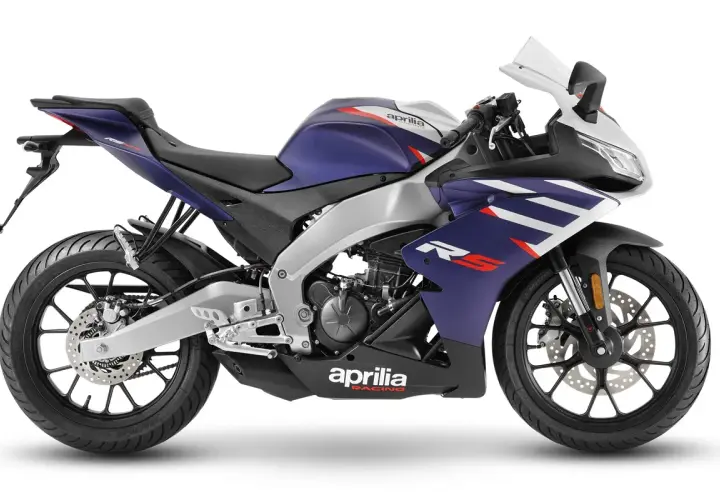 Aprilia RS 125 4T azul y plateada, lista para la carretera.