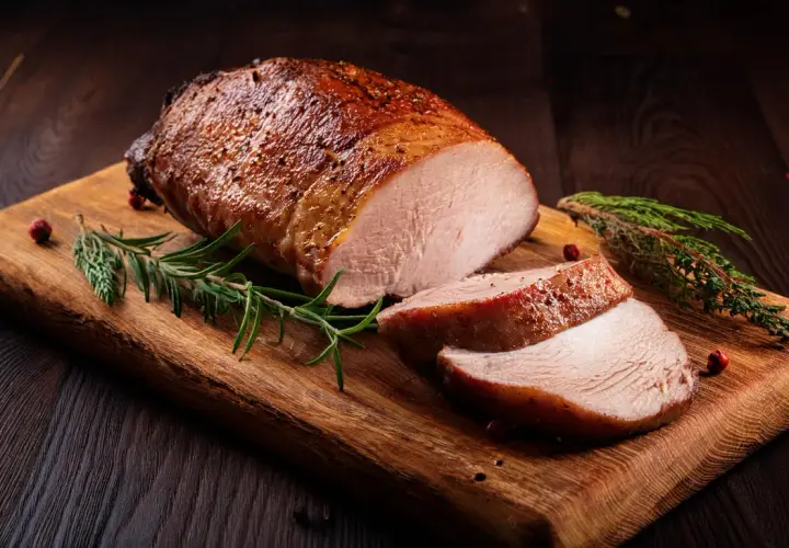 Saftiges Schweinefilet, perfekt gebraten, mit Rosmarin und Beeren garniert. Eine Inspiration für Ihre nächsten Schweinefilet Rezepte.