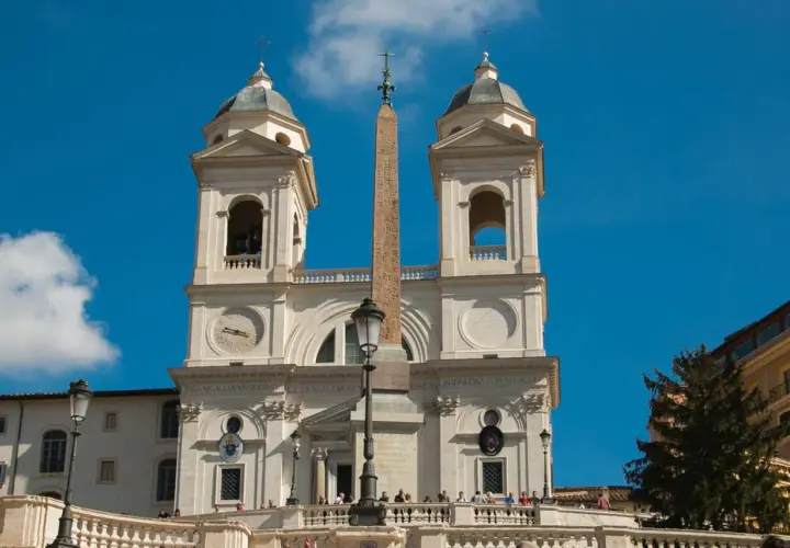 La chiesa di Trinità dei Monti domina la scalinata di Piazza di Spagna, con le sue due torri campanarie e l'obelisco al centro.