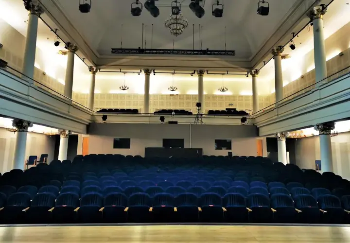 Puste fotele w Teatrze Miejskim w Gliwicach czekają na widzów. Sprawdź repertuar i zarezerwuj bilety na nadchodzące wydarzenia!