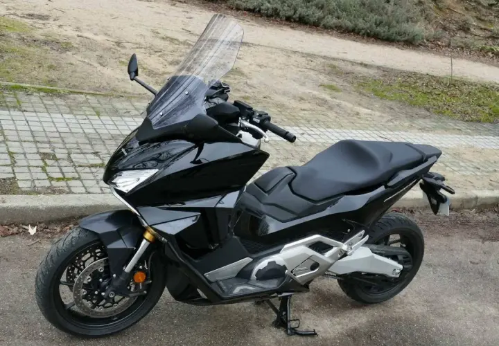 Honda Forza 750 negra, lista para alcanzar su velocidad máxima en cualquier camino.