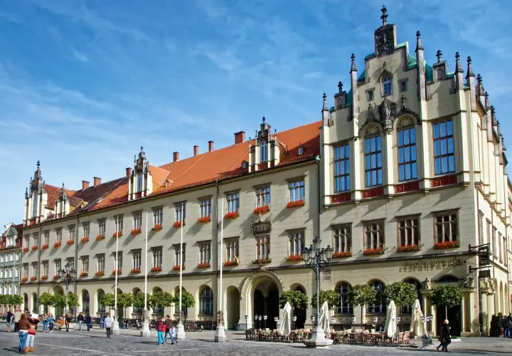 Rynek we Wrocławiu, z piękną kamienicą i kawiarnianymi ogródkami. Ciekawostki o Wrocławiu czekają na odkrycie!