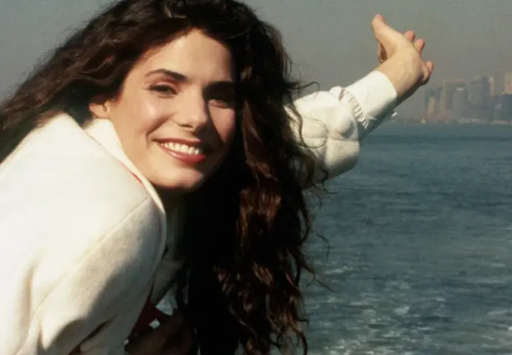 Sandra Bullock, uśmiechnięta na tle miasta, wygląda na młodą. Ile lat ma Sandra Bullock?