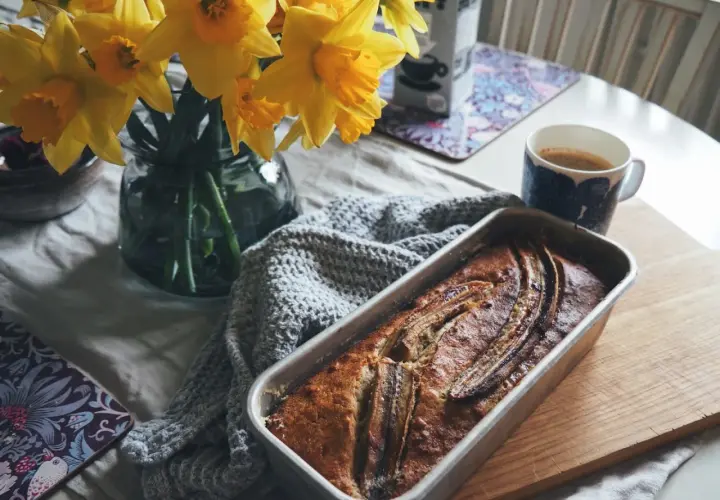 Nybakad banankaka, kanske från Sofia Wood, med kaffe och påskliljor. En mysig fika.