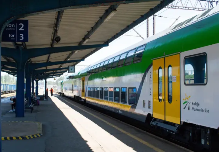 Szukasz informacji, jak dojechać pociągiem do Pobierowa? Ten pociąg Kolei Mazowieckich na peronie 2/3 to Twój środek transportu.