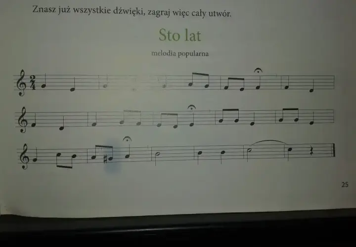 Zagraj melodię "Sto lat"! Nuty popularnej piosenki czekają na Ciebie.