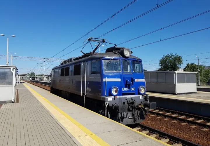 Lokomotywa EU07-360 na stacji, gotowa do podróży. Ep 07.