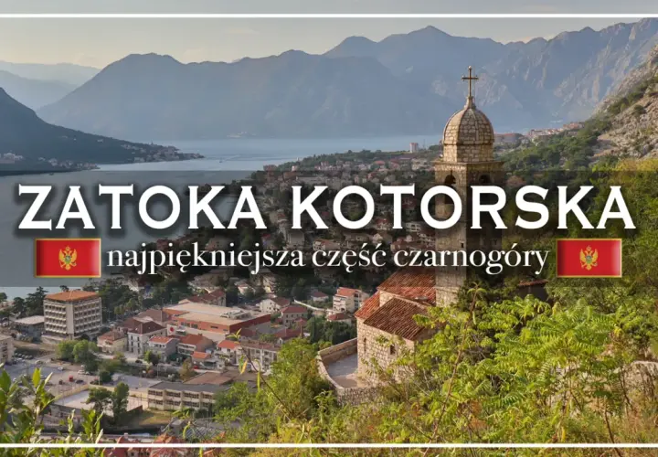 Widok na Zatokę Kotorską, z górami w tle i miastem u podnóża. Na pierwszym planie kamienna wieża kościelna.