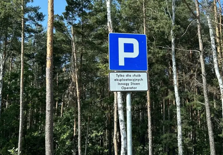 Znak D18 informuje o parkingu tylko dla służb eksploatacyjnych Innogy Stoen Operator. Otoczenie to gęsty las.