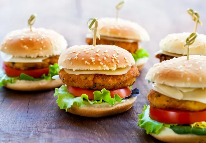 Gdzie kupić mini bułki do burgerów? Sprawdź sklepy i przepisy