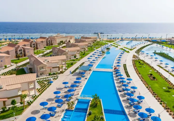 Widok z lotu ptaka na kompleks basenów i budynków hotelowych w Pickalbatros Marsa Alam.