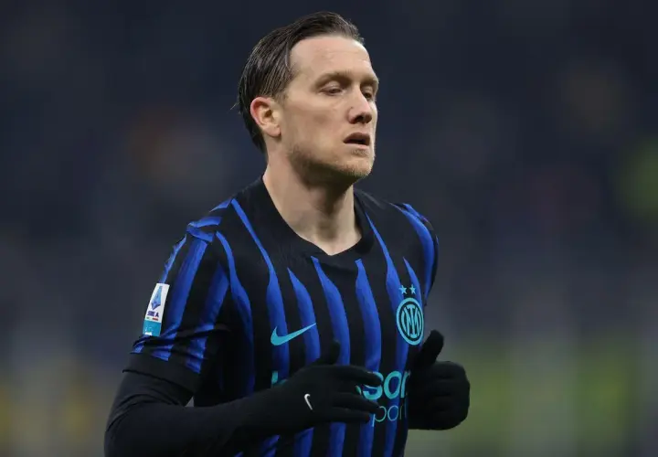 Piłkarz Interu Mediolan w czarno-niebieskiej koszulce, gotowy do gry przeciwko Lazio.
