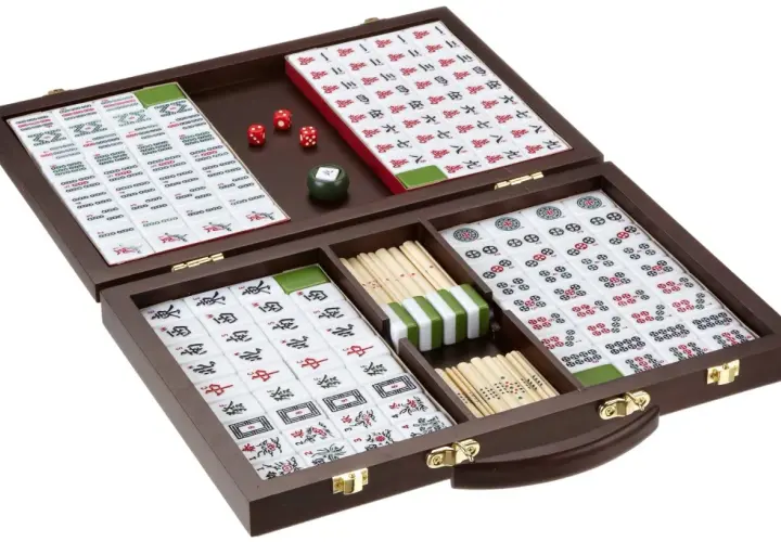 Ein Mahjong-Set in einem Holzkoffer, bereit für spannende japanische Brettspiele. Würfel und Spielsteine sind übersichtlich angeordnet.