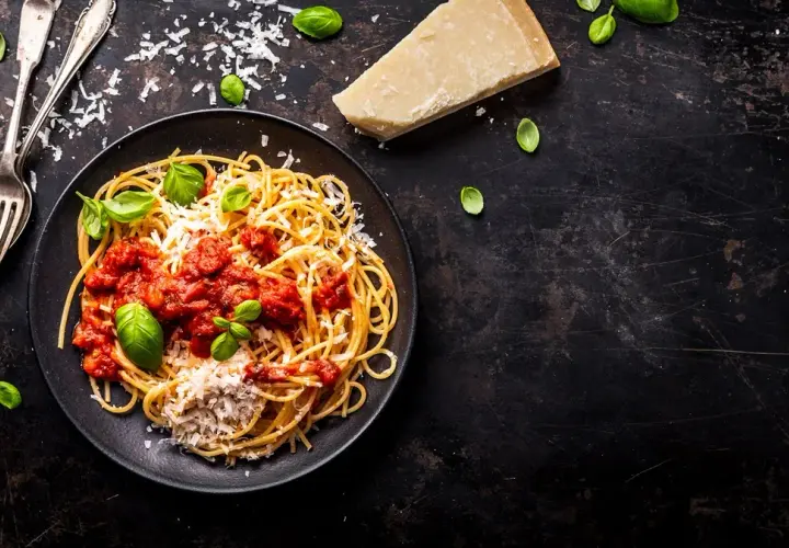 Ile kalorii ma porcja spaghetti? Sprawdź, co wpływa na kaloryczność