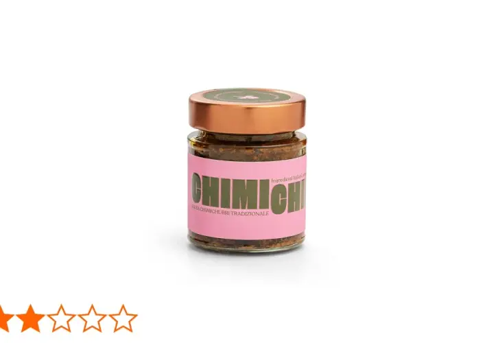 Frasco de vidrio con salsa chimichurri tradicional, etiqueta rosa con letras verdes y tapa dorada.