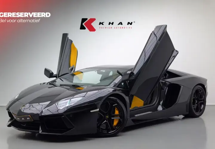 Czarny Lamborghini Aventador z otwartymi drzwiami, żółte akcenty wewnątrz.