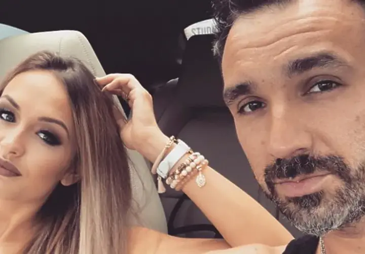 Mateusz Ziółko z żoną w samochodzie, ona poprawia włosy, on robi selfie.
