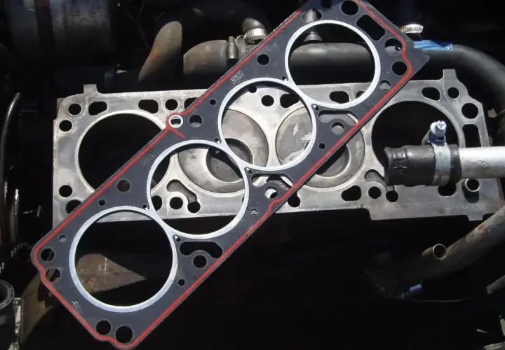Junta de culata nueva sobre el motor. Reparar el motor es una inversión que merece la pena arreglar la junta de culata.