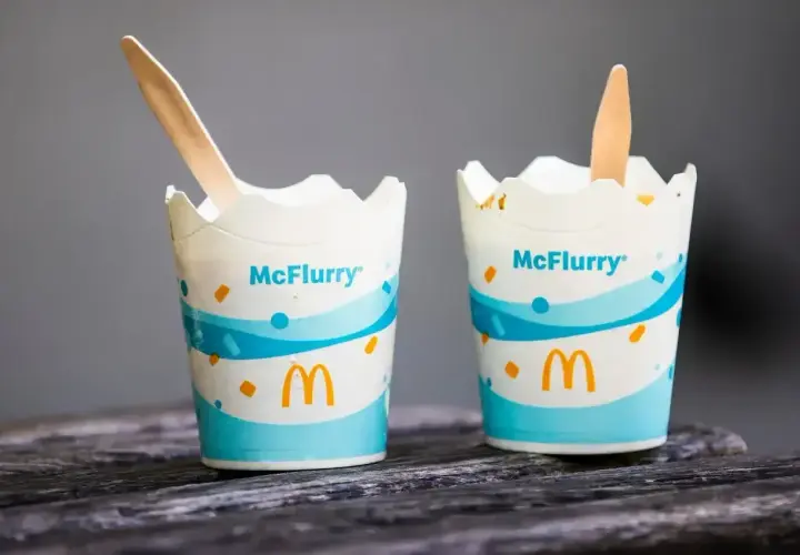 Dwa kubki McFlurry z McDonald's z drewnianymi łyżeczkami.