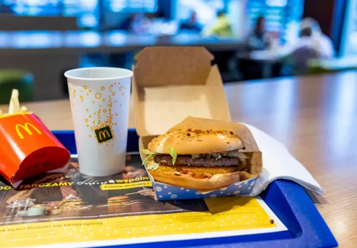 Ile kosztują duże frytki w McDonald's? Sprawdź ceny i różnice!