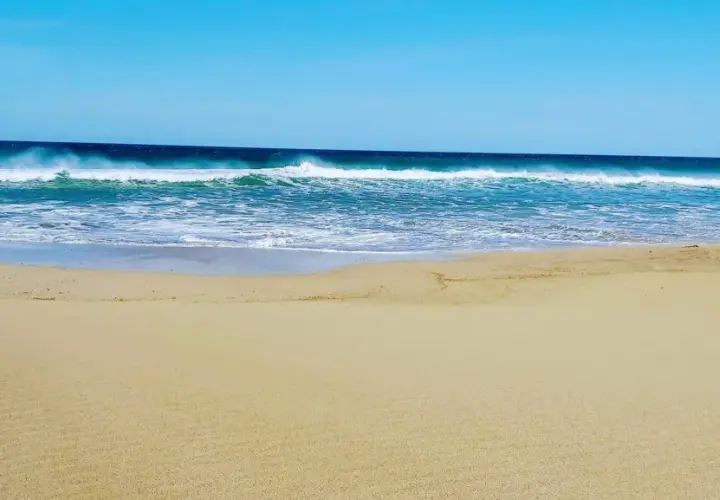 Piękne plaże Pafos z falami rozbijającymi się o brzeg. Idealne miejsce na relaks.