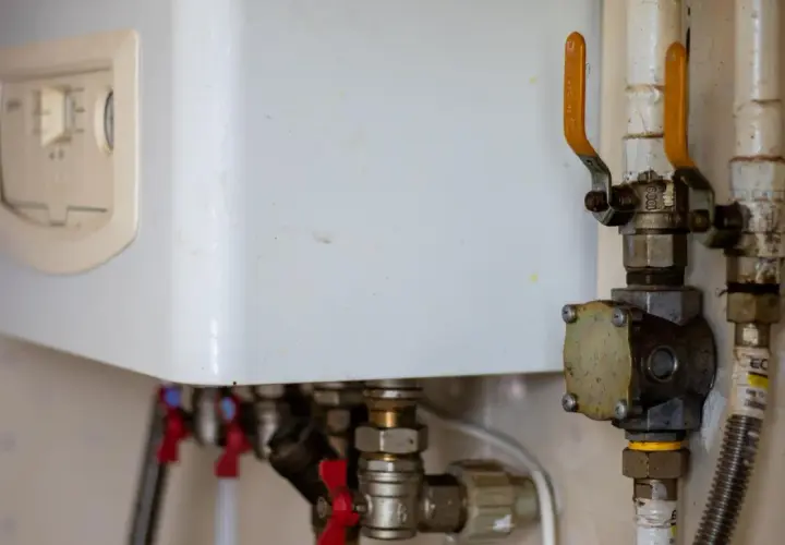 Instalacja pieca gazowego: widok na zawory i przyłącza. Dowiedz się, ile kosztuje instalacja pieca gazowego.