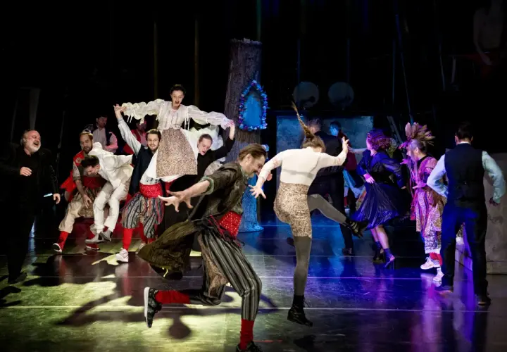 Scena teatralna z ludźmi w strojach ludowych. Wesele, co symbolizuje chocholi taniec, to chaos i utrata kontroli.