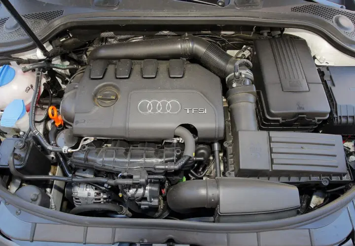 Silnik TFSI z Audi A3 2004. Widoczny jest blok silnika, układ dolotowy i zbiornik płynu chłodzącego.