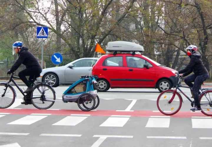 Rowerzyści na pasach, zgodnie z przepisami, mają pierwszeństwo. Samochody powinny ustąpić.