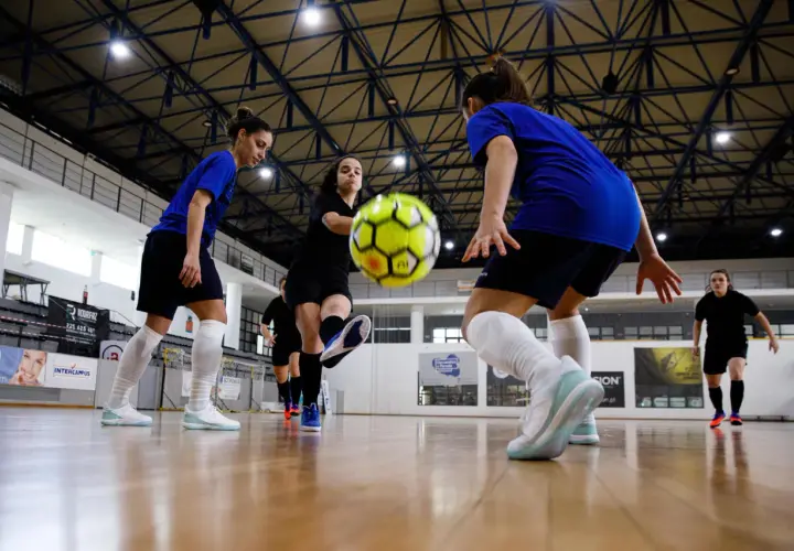Piłkarki walczą o piłkę na hali. Zastanawiasz się, ile trwa mecz futsalu? To dynamiczna gra!