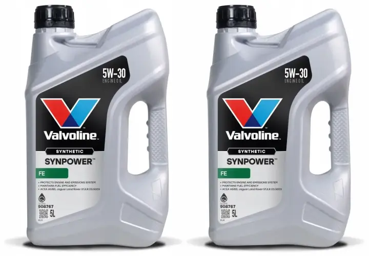 Dwa kanistry oleju Valvoline Synpower 5W-30. Zastanawiasz się, czy wybrać 0w20 czy 5w30? Ten olej syntetyczny zapewnia ochronę silnika i oszczędność paliwa.