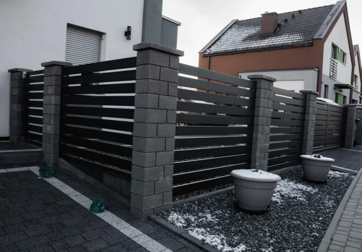 Ogrodzenie bez formalności? Poznaj przepisy i uniknij kar!