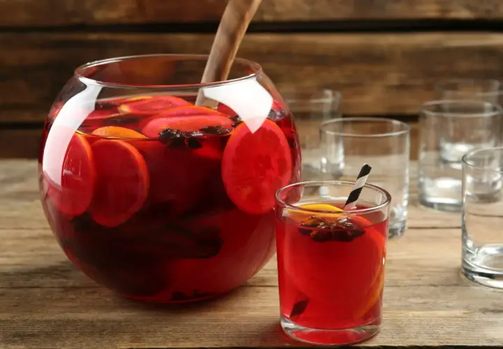 Aromaticzny poncz z pomarańczą i gwiazdkami anyżu, idealny na zimowe wieczory. Ten przepis na poncz zachwyci każdego!