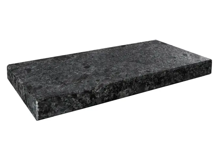 Granitowy parapet w ciemnych kolorach, z widocznym ziarnistym wzorem. Idealny do nowoczesnych wnętrz.