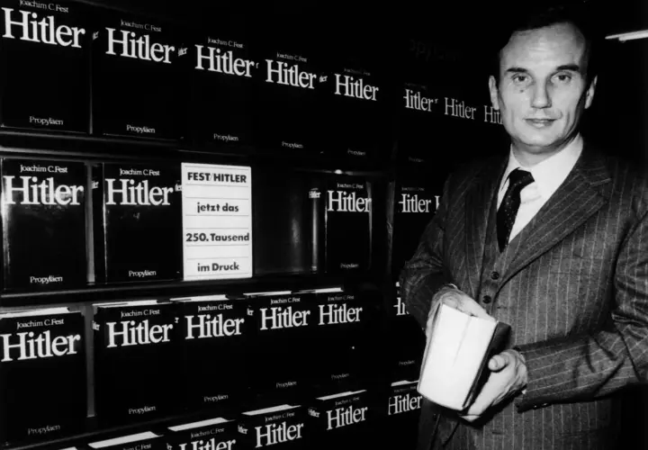 Martina Steber präsentiert Joachim C. Fests "Hitler"-Biografie, die sich 250.000 Mal verkauft hat.