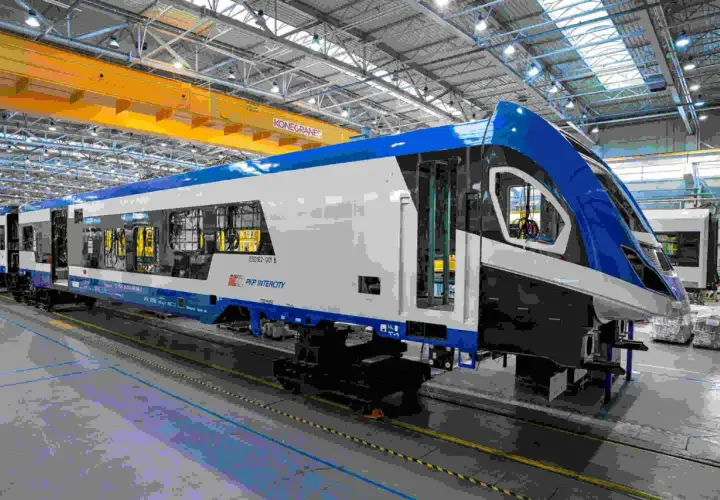Nowe, niebiesko-białe zespoły trakcyjne PKP Intercity w hali produkcyjnej.