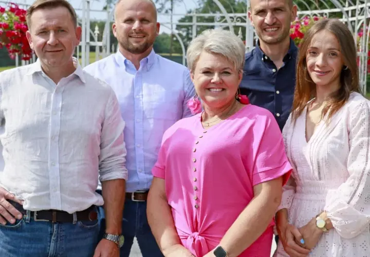 Uczestnicy programu "Rolnik szuka żony 11" pozują do zdjęcia. Wszyscy uśmiechnięci, gotowi na nowe znajomości.