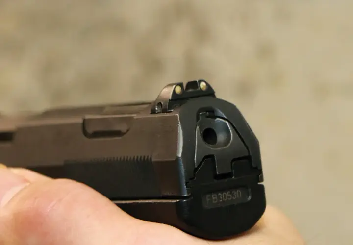 Widok z tyłu na pistolet Walther P99 P.A.K. legalny, z widocznymi przyrządami celowniczymi i numerem seryjnym FB30530.