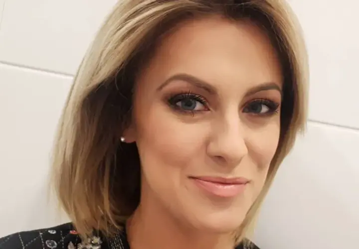 Uśmiechnięta Justyna Kosela, z blond włosami i makijażem, wygląda na młodą. Ile ma lat?
