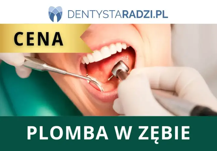 Dentysta zakłada plombę w zębie. Na ekranie widnieje napis "CENA" i "PLOMBA W ZĘBIE".
