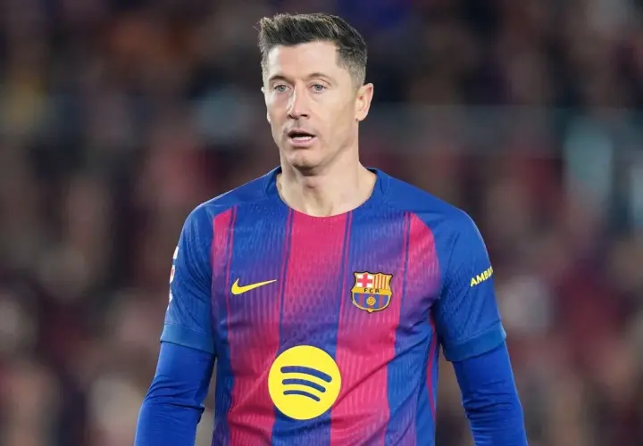 Robert Lewandowski w koszulce FC Barcelony, jeden z najnowszych transferów piłkarskich, gotowy do gry.