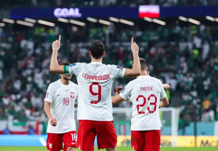 Piłkarze Polski świętują bramkę. Lewandowski z numerem 9, Piatek z 23. To właśnie jest mundial!