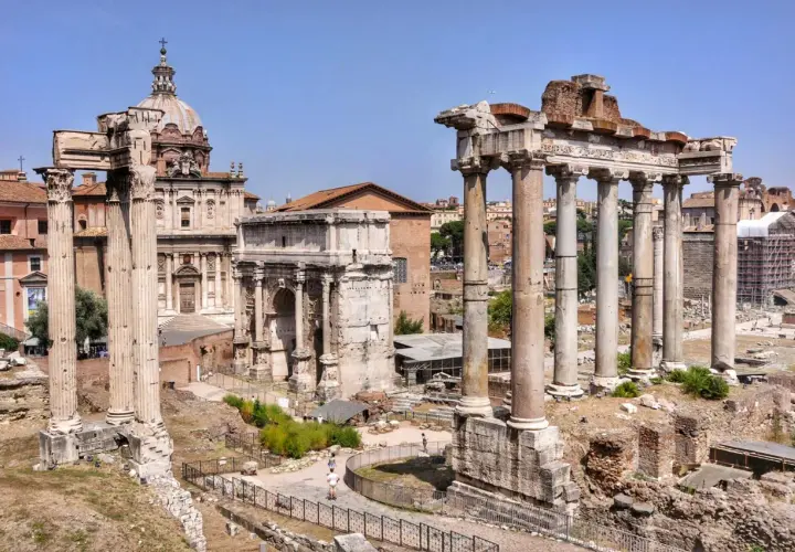 Forum Romanum, gdzie widać łuk triumfalny i kolumny, to jedne z najważniejszych zabytków Rzymu.