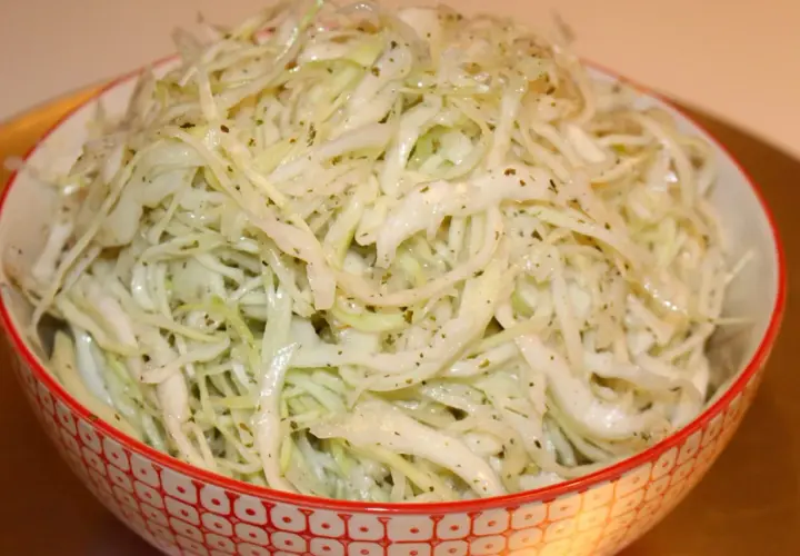 En skål med krispig vitkålssallad, perfekt för ett enkelt vitkål recept. Kryddad med örter och en krämig dressing.