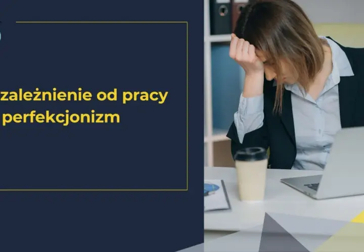 Zmęczona kobieta z ręką na czole, przy biurku z laptopem i kawą. Temat: uzależnienie od pracy i perfekcjonizm.
