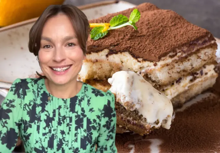 Uśmiechnięta Ania gotuje pyszne tiramisu. Kremowy deser z kakao i biszkoptami wygląda apetycznie.